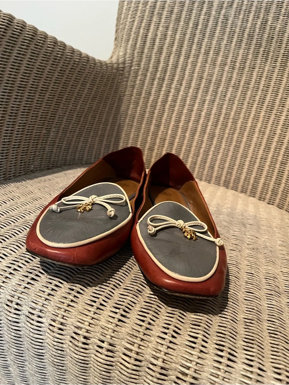 Women’s Tory Burch Two-Tone Leather Bow Loafers in Grey, Tan & leather Size 7